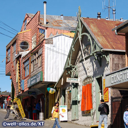 Reich verzierte Holzhäuser mit Schindeln auf Chiloé 