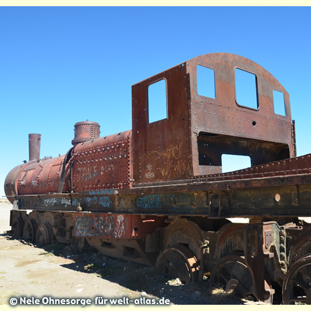Auf dem Friedhof der Züge nahe der Stadt Uyuni rosten die alten Dampflokomotiven still vor sich hin – Foto: Nele Ohnesorge