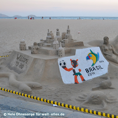 Auch an der Copacabana in Rio de Janeiro dreht sich alles um Fußball und die WM - sogar beim Bau von Sandburgen entlang des Strandes, Foto:©Nele Ohnesorge