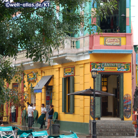 In der Calle Caminito im Stadtteil La Boca findet man viele farbenfrohe Häuser, Tangotänzer, offizielles Freilichtmuseum