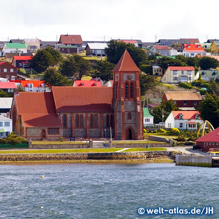 Kirche in Stanley, rechts davor ein Bogen aus Walknochen