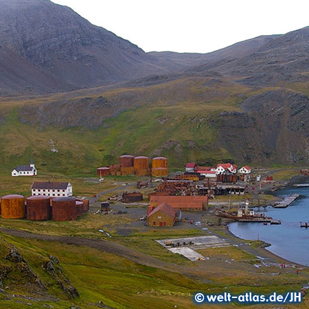 Blick auf den Hafen der ehemaligen Walfangstation Grytviken in Südgeorgien mit Kirche und Schiffswrack